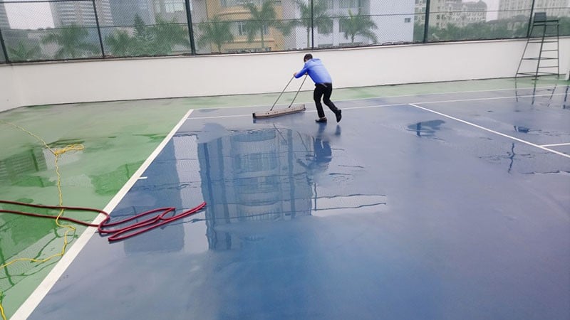 vệ sinh sân bằng cây đẩy nước sân tennis