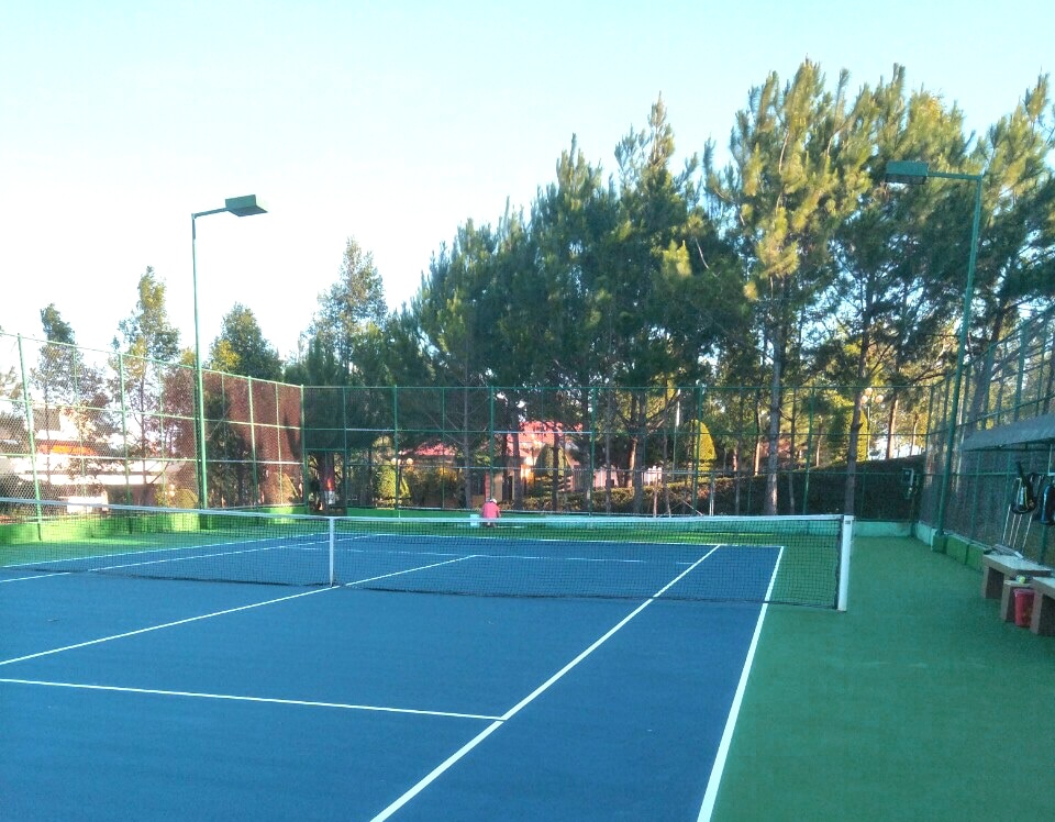 làm sạch sân tennis bằng cây cao nước sân tennis